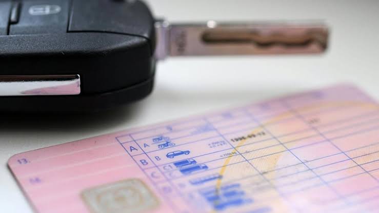 Mann schlug ein Loch in die Wand, weil er seinen Führerschein nicht bekam