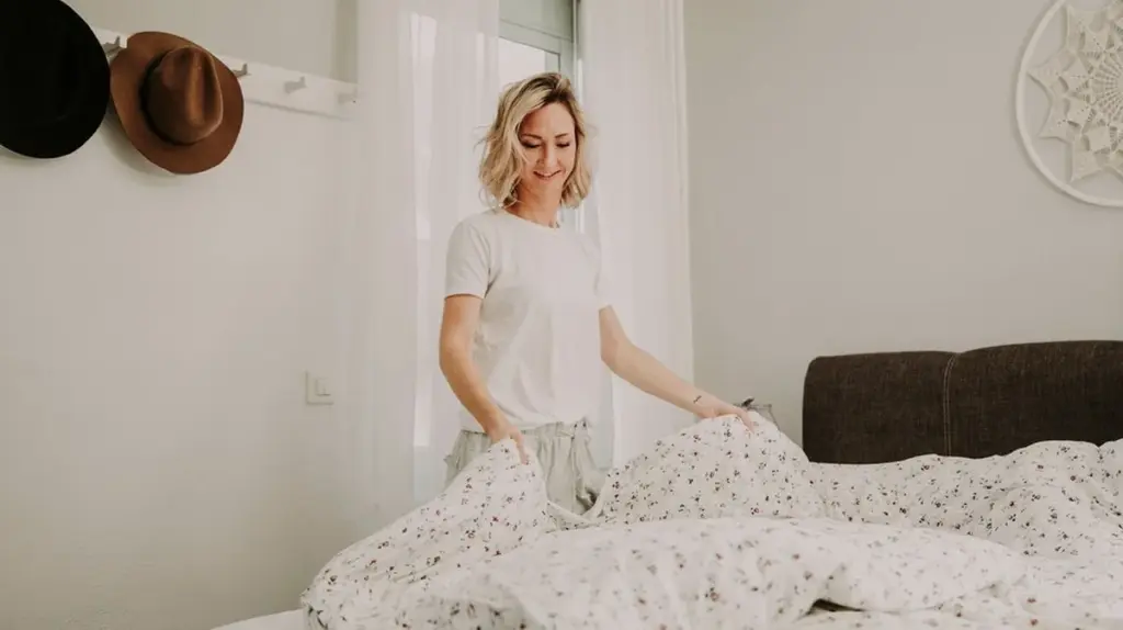 Darum schlagen erfahrene Österreicher die Decke morgens im Bett nur zurück