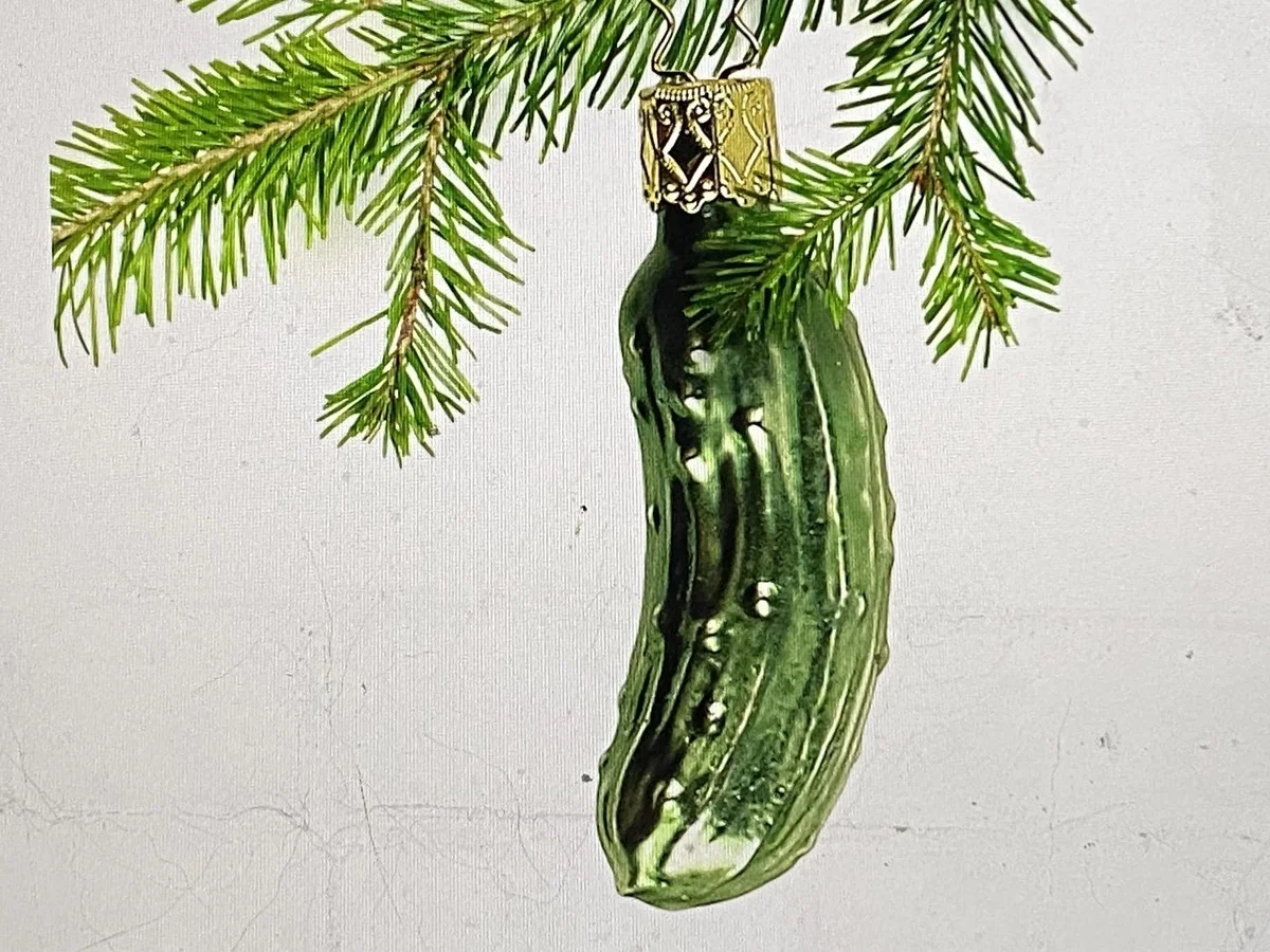 Darum verstecken Österreicher jetzt saure Gurken im Christbaum – und was die Wichteltür damit zu tun hat - image 1