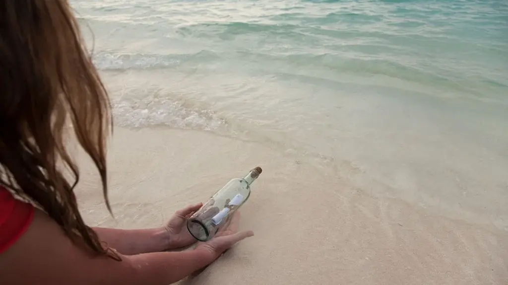 Darum warf diese Frau ihre Kontaktanzeige in einer Flasche ins Meer – und fand sofort die große Liebe