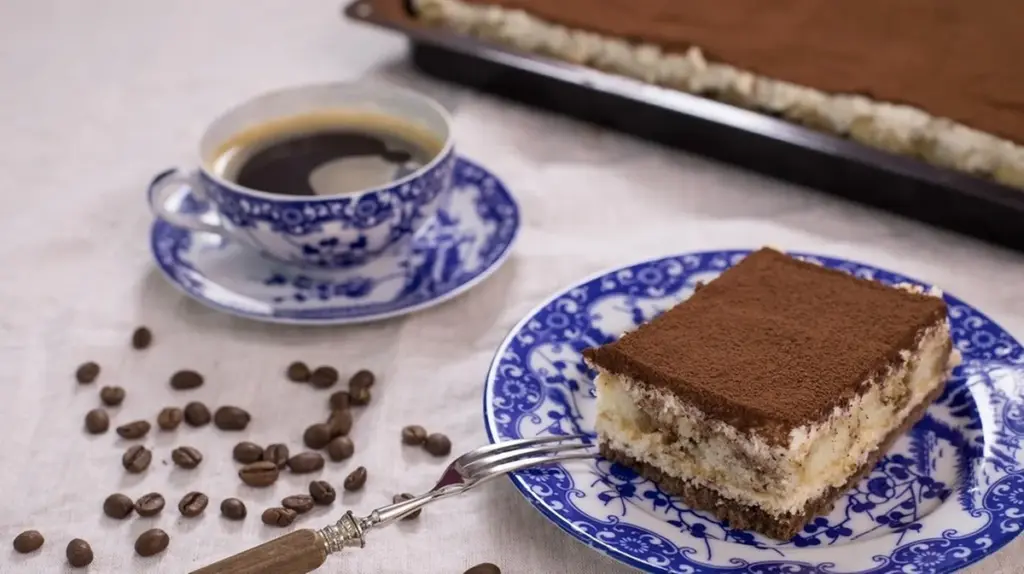 Das Geheimnis der Austro-Tiramisu: Warum echte Bäcker den Biskuit selbst backen