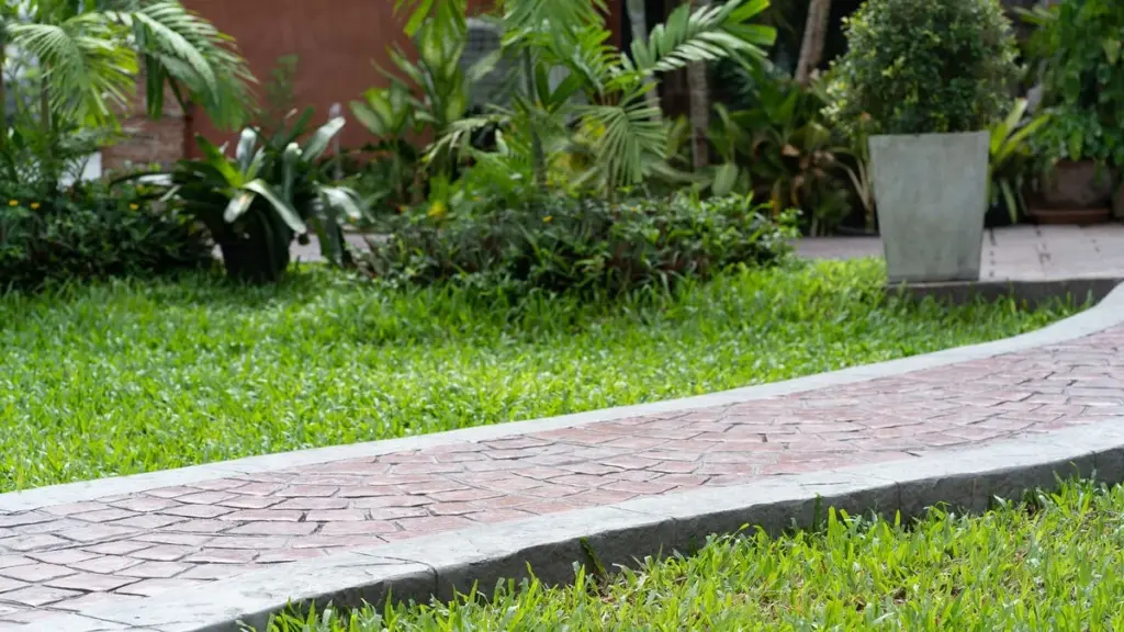 Das Geheimnis österreichischer Gärtner: Warum eine handvoll Kies den Gehweg-Stress beendet