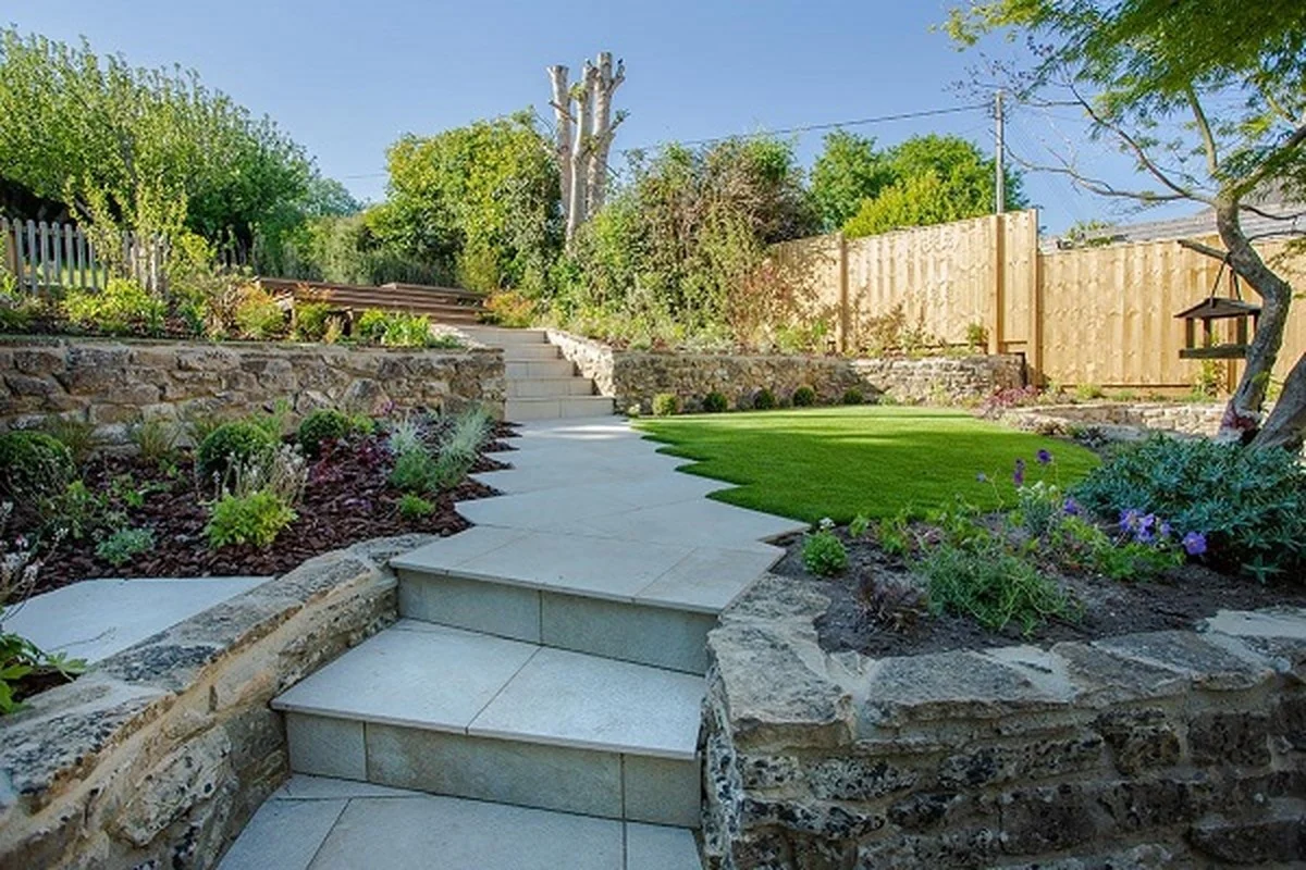 Das Geheimnis österreichischer Gärtner: Warum eine handvoll Kies den Gehweg-Stress beendet - image 1