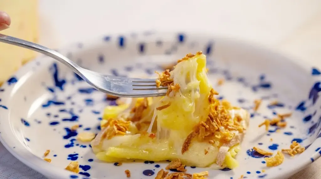 Drei geniale Raclette-Hacks: Käsespätzle und Pfannkuchen, die Familie liebt