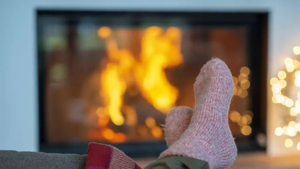Experten-Trick: Warum Ihre Füße selbst im Warmen plötzlich eiskalt werden (Der Grund liegt meistens nicht im Schuh)