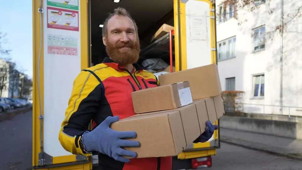 Warum DHL-Boten vor Weihnachten fast in Tränen ausbrechen – und was ein Grinch-Hut damit zu tun hat