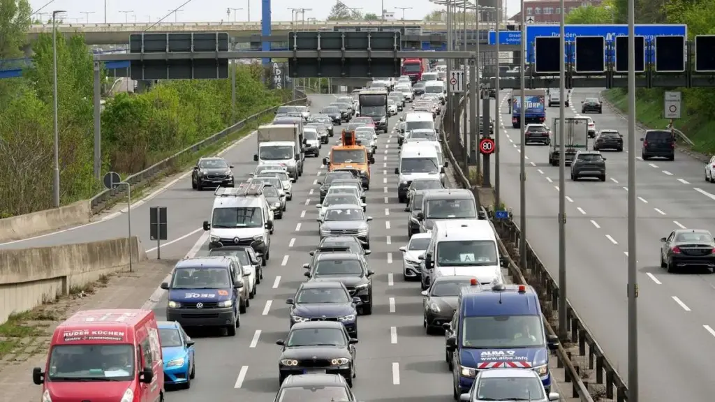 Warum unser Weihnachten auf der Autobahn beginnt: Die 7 kritischsten Tage der Stauwelle