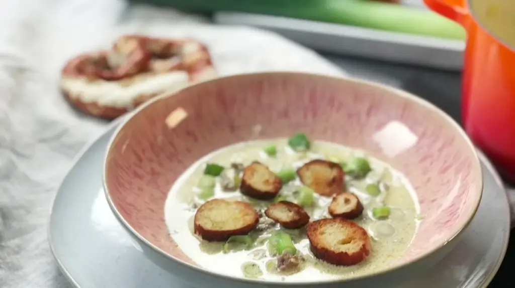 3 Fehler, die Austriansche Hausfrauen beim Kochen von Käse-Lauch-Suppe vermeiden sollten