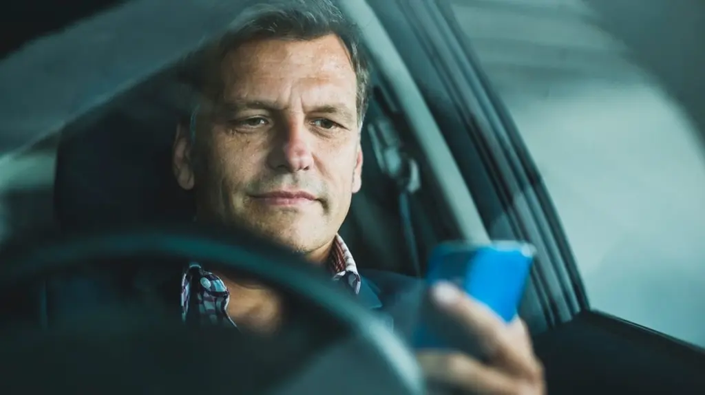 Handy am Steuer: Diese Strafen drohen wirklich – und welche neuen Blitzer bald kommen