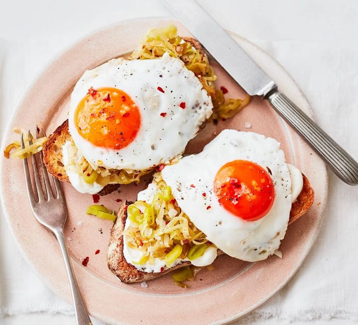 Perfektes Rührei: Mit oder ohne Sahne? Sternekoch verrät sein Geheimnis für cremige Eier - image 2