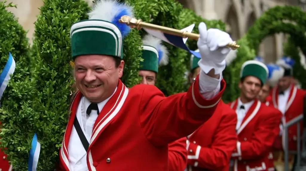 Warum alle sieben Jahre in München (und anderswo) getanzt wird: Der Schäfflertanz 2026