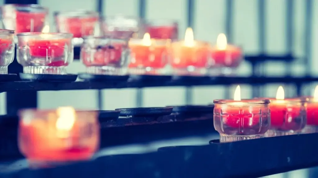 Warum der Weihnachtsbaum bei manchen erst am 2. Februar weichen muss: Das steckt hinter Lichtmess