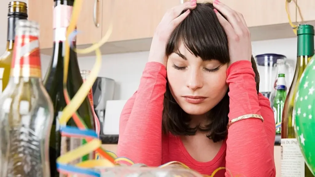 Warum erfahrene Ärzte sofort Mineralwasser trinken, wenn der Kater kommt