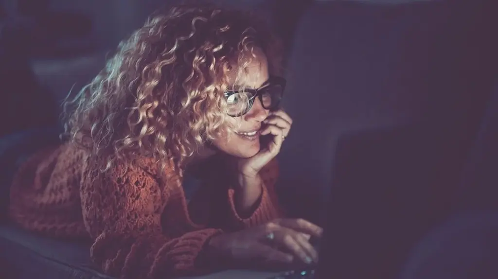 Warum wir trotz Müdigkeit vor dem Schlafengehen auf der Couch verweilen