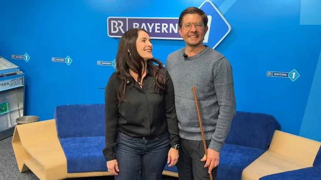 Beine über die Stange: Melitta und Philipp stellen sich der Geschmeidigkeits-Challenge