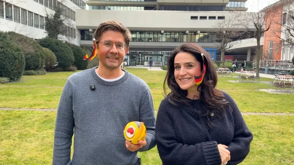 Büro-Olympics: Melitta vs. Philipp im Mülleimer-Wurf – Wer trifft?