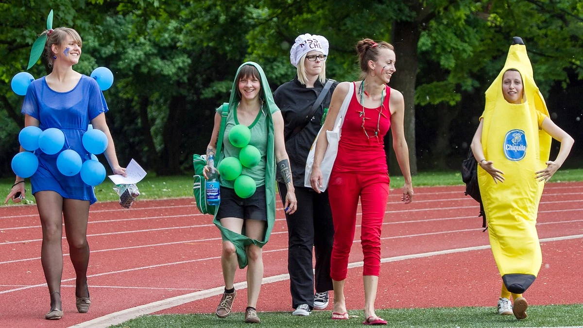 Büro-Olympics: Melitta vs. Philipp im Mülleimer-Wurf – Wer trifft? - image 2