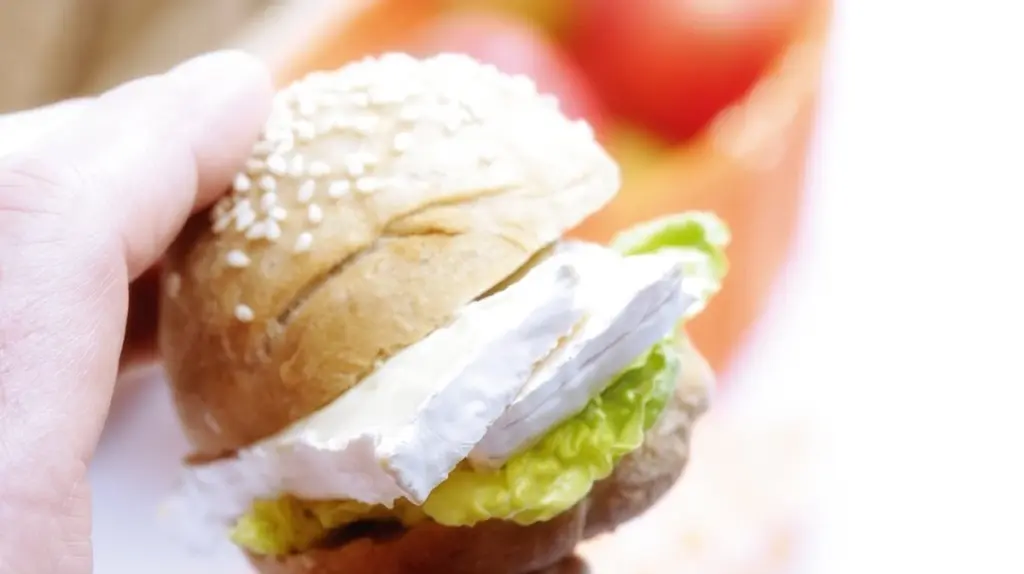 Gefahr in der Käserinde: So schützen Sie sich vor Listerien