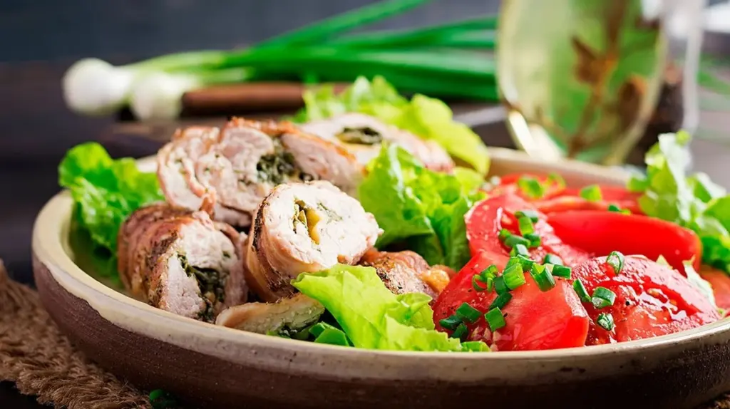 Ungewöhnliche Zutat verwandelt Putenrouladen in Caesar-Salat-Festmahl