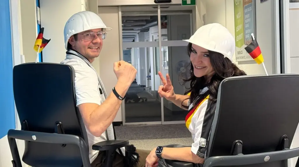 Wer gewinnt das Bürostuhl-Rennen? Melitta oder Philipp – die Büro-Olympics LIVE