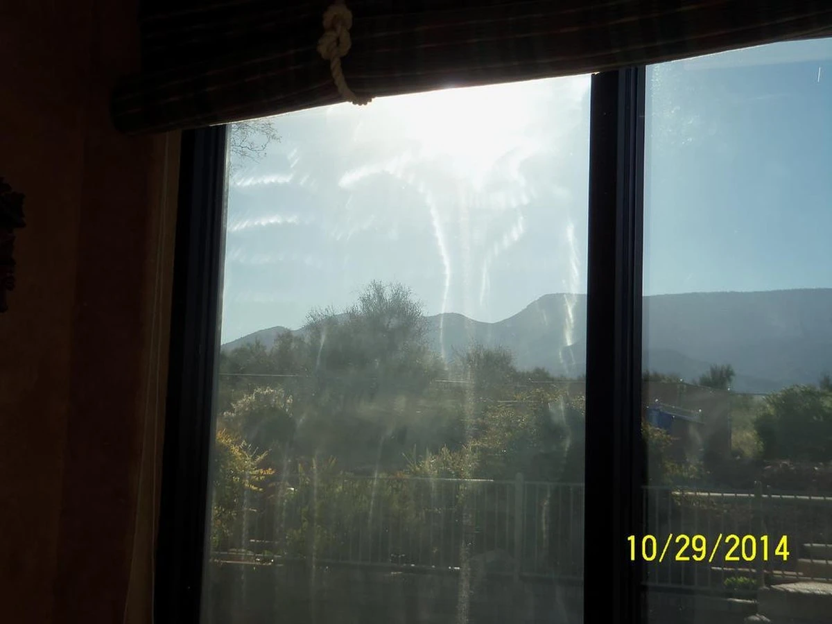 Fenster streifenfrei putzen: Besser mit oder ohne Glasreiniger? - image 1