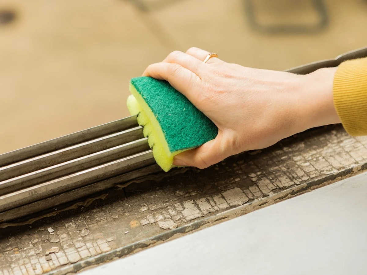 Fenster streifenfrei putzen: Besser mit oder ohne Glasreiniger? - image 2