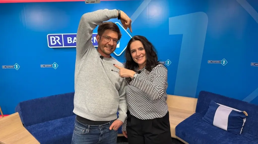 Melitta oder Philipp: Wer meistert die Aufsteh-Challenge mit angewinkeltem Bein am geschmeidigsten?