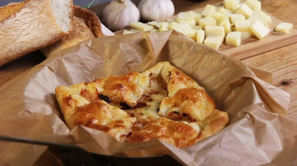 Ofenkäse: Das Geheimnis krosser Blätterteig-Taschen und cremiger Füllung