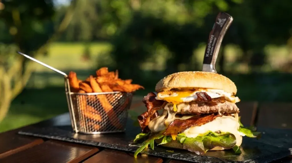 So machen Sie den Glosberg-Burger: Spiegelei, Patty und Käse – Ein raffinierter Burger aus der Oberpfalz