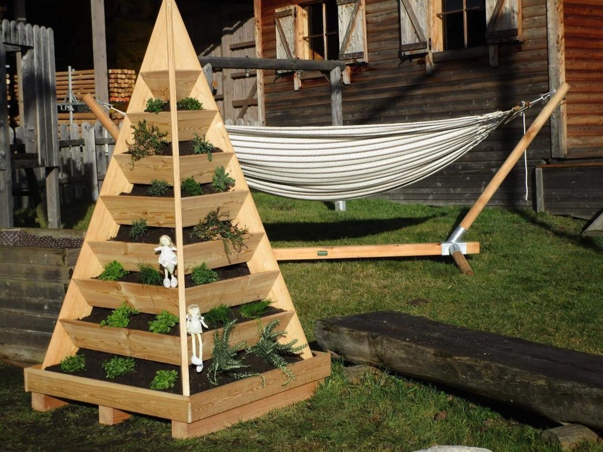 So machen Sie Ihre Kräuter-Pyramide: Der Geniestreich für jeden Balkon und Garten - image 1